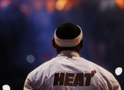 爱游戏在线-火箭对阵北京队，哈利伯顿防守端锁死对手，展现现代篮球防守艺术