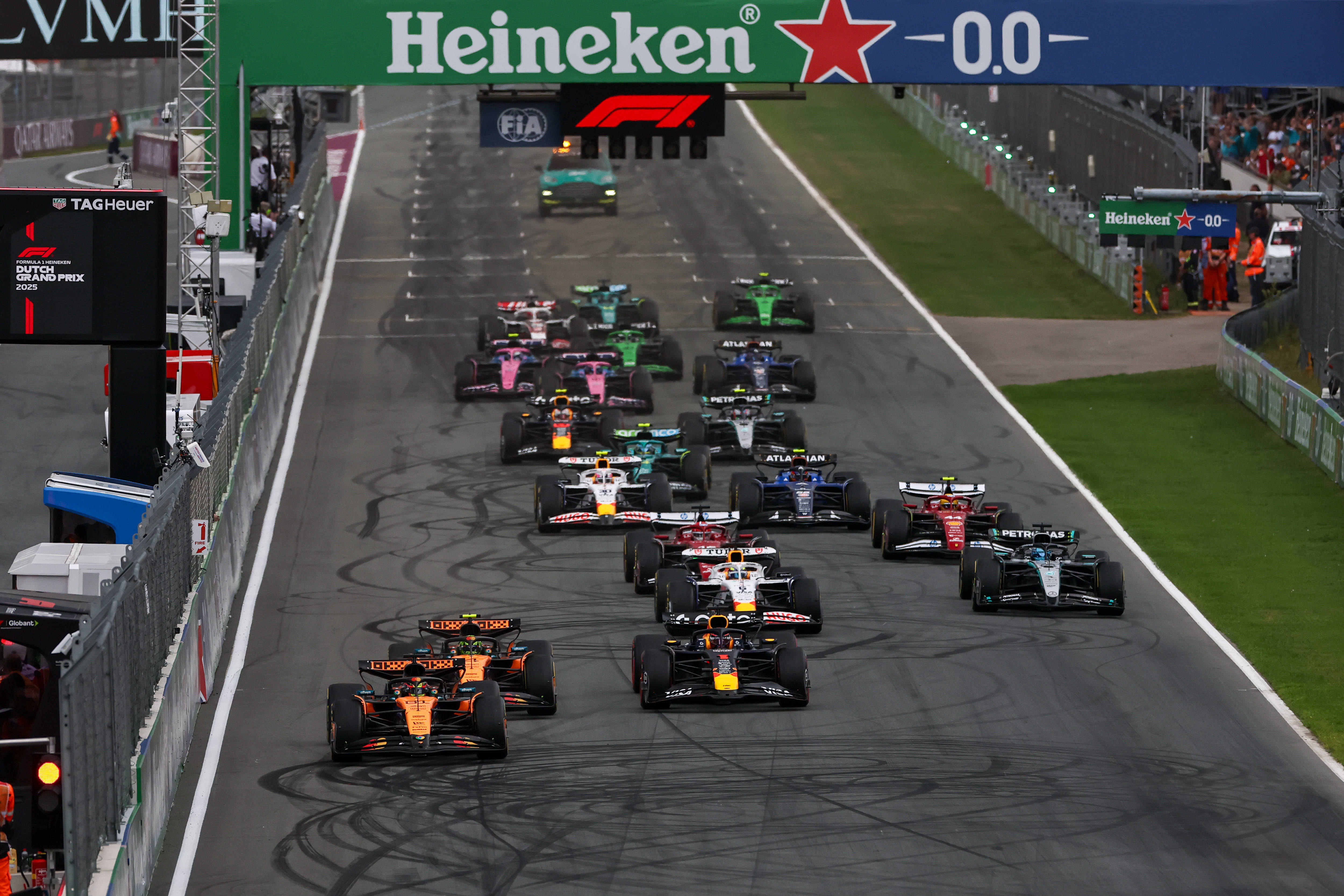 红牛二队险胜威廉姆斯,皮亚斯特里点燃赛场 红牛二队险胜威廉姆斯,皮亚斯特里点燃赛场