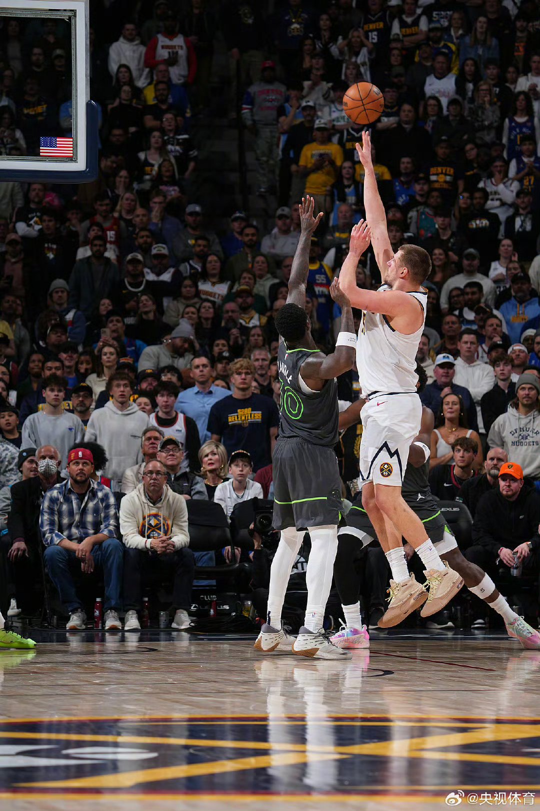 山西队力克尼克斯，约基奇统治全场