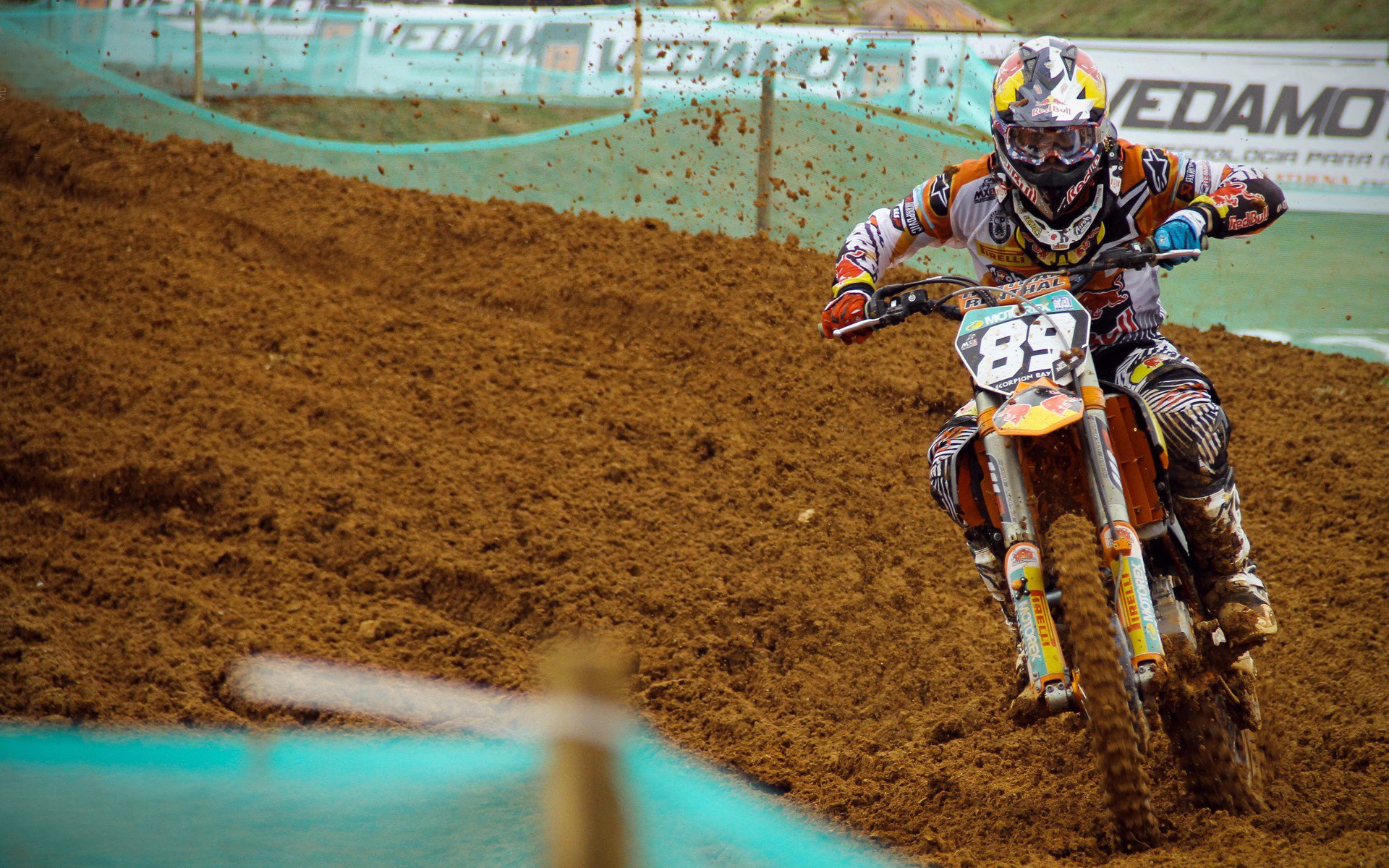 当红色浪潮席卷德意志，莱万压制级表演下的战术博弈与历史回响